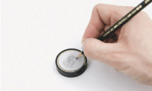 L'utilisateur écrit ses buts sur les aimants